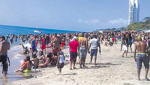 La playa de Gorgona, como siempre, estuvo repleta de personas. (Pablo Castillo Miranda)