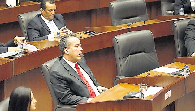 Los ausentes. En la instalación de la segunda legislatura del primer periodo de sesiones ordinarias estuvieron presentes 68 diputados. Las curules de tres que están en un proceso de impugnación, luego de los últimos comicios, se mantuvieron vacías durante el acto en el Pleno.