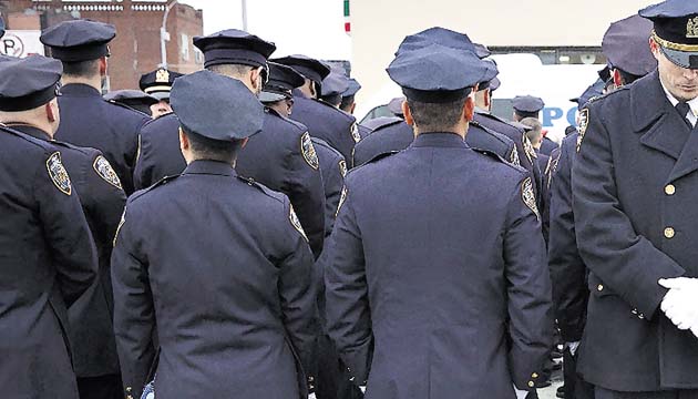 Policías de Nueva York, irrespetan a su alcalde.(AP)