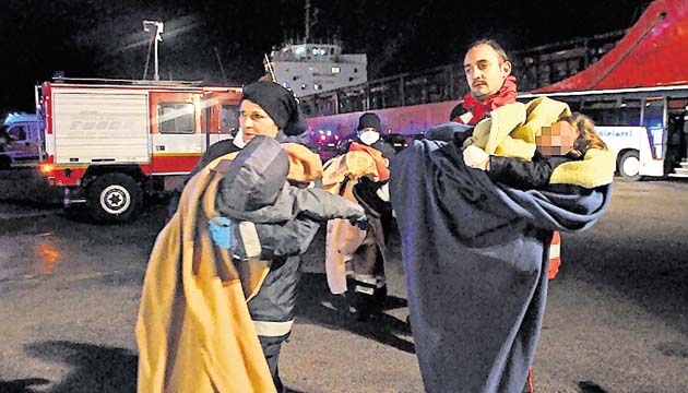 Arriesgan la vida por ser libres. El barco, Blue Sky con 700 inmigrantes a bordo, lanzó una llamada de auxilio cerca de la isla de Corfú, en el Adriático, y a Gallipoli (sur de Italia), tenía el motor bloqueado y su rumbo fijo hacia Italia.