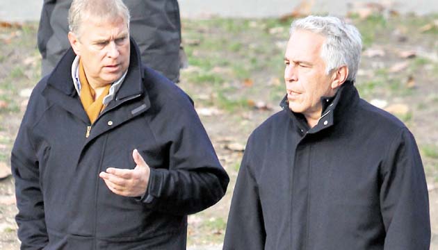 El príncipe (izq) junto a su amigo Jeffrey Epstein. (Archivo.)