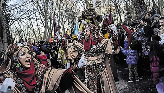 Reyes repartieron papeletas para sortear un viaje