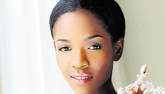 Ella es “miss” Universo Bahamas, Tomacina, una morena muy bella.