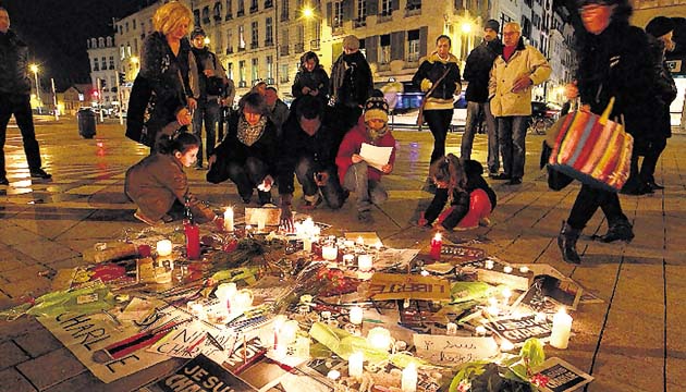 Levantaron un altar por las víctimas en París.(AP)