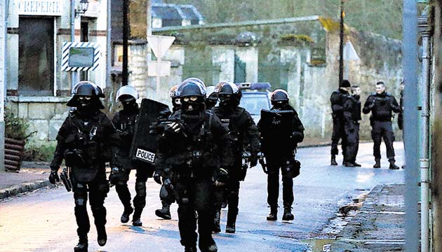 Policías buscan a los sospechosos del atentado.(EFE)