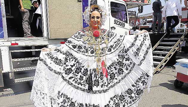 La productora de Medcom, Elena Llorach, con su pollera de gala.