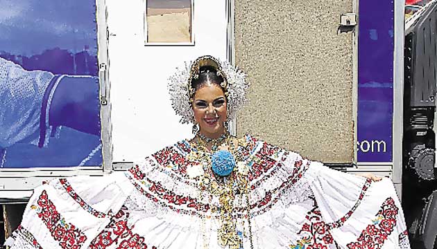 Así posaba Dalis Mela minutos antes de arrancar el desfile.()