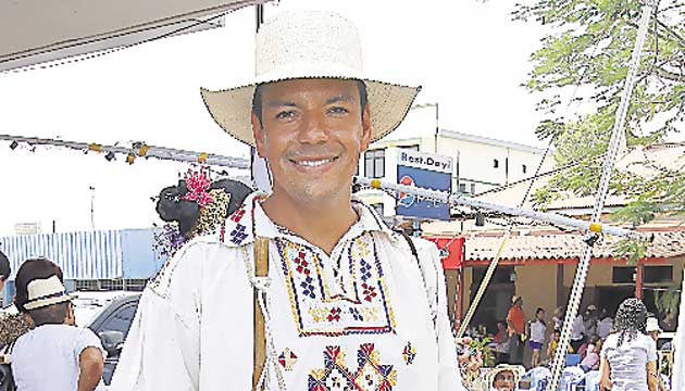 El presentador de Bueno Días, se engalanó para el Desfile de las Mil Polleras con el traje típico ocueño.
