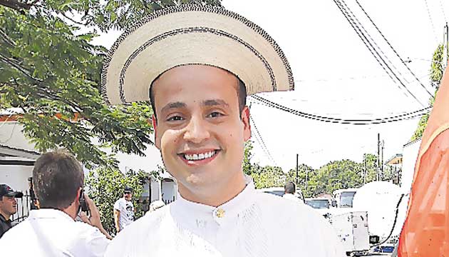 El presentador de Telemetro dejó atrás su estilo sofisticado para ataviarse con el traje típico nacional.
