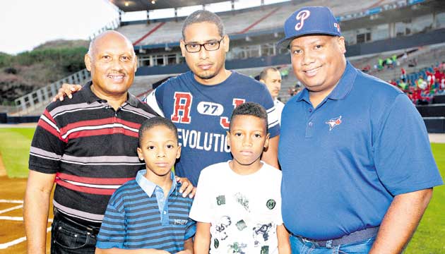 2. Plinio Castillo (izq.) junto a sus hijos y nietos.(Anayansi Gamez)