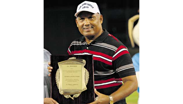 3. Plinio Castillo con su placa de reconocimiento.(Anayansi Gamez)