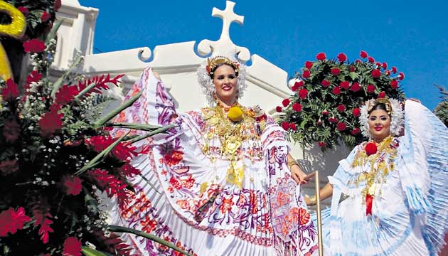 Vistosas empolleras se engalanaron en este famoso desfile.(Zenaida Vásquez)