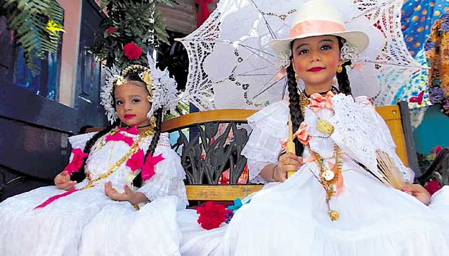 Hasta las niñas de diferentes edades lucieron lindas polleras.(Zenaida Vásquez)