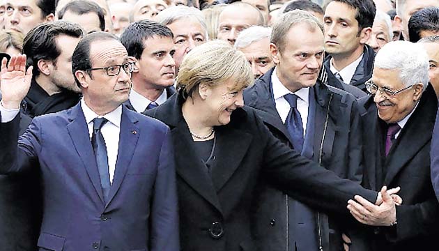 François Hollande, rodeado de otros mandatarios.(AP)
