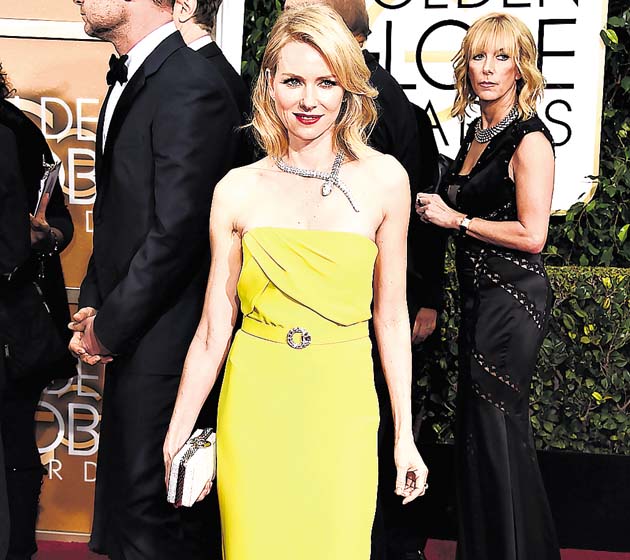 Naomi Watts. Divina y sencilla en un vestido amarillo de Gucci. El color le resalta su tez. Para complementar apostó por una gargantilla en forma de serpiente de Bvlgari. El toque perfecto.