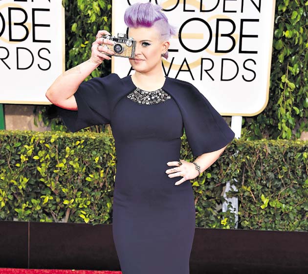Kelly Osbourne. La panelista de Fashion Police en un Georges Chakra de color azul marino con aplicaciones y capa.