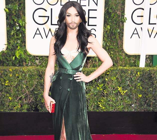 Conchita Wurst. La mujer barbuda apostó por el verde esmeralda en un vestido entallado y mostró el corsé. ¿Qué les pareció?