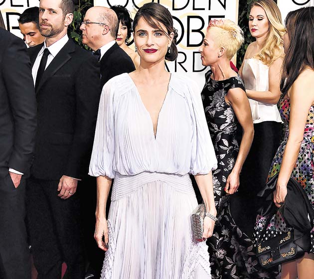 Amanda Peet. Pudo elegir otra opción mejor. Para nada acertó. Este diseño le queda como un camisón. ¡Que luzca curvas!