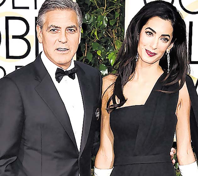 George y Amal. Los recién casados fascinaron. El actor lució impecable y la abogada con un “look” de Dior con guantes blancos.