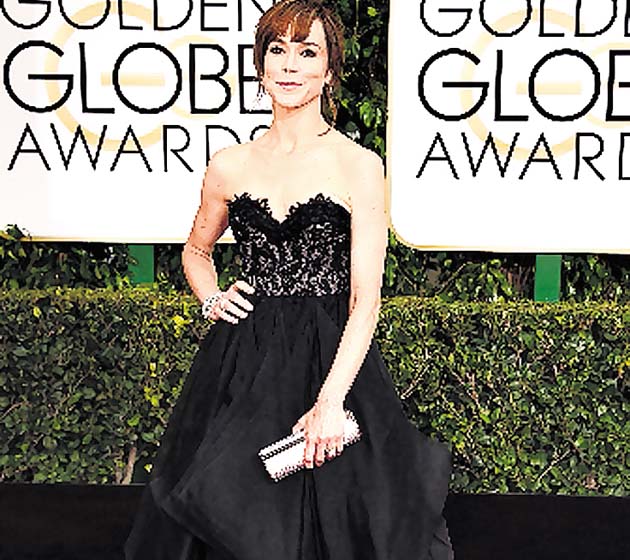 Frances O'Connor. Llegó en un elegante vestido de color negro con faldón drapeado. El diseño contó con detalles en la parte de arriba. Parecía una princesa.