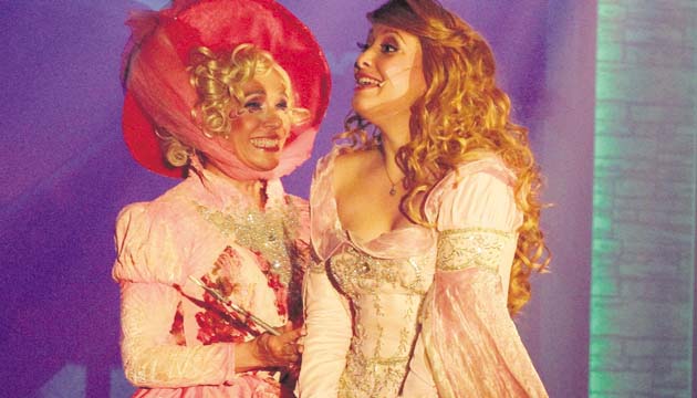 Hada Rosalina (Marisín Luzcando) y Aurora.