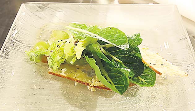 Ensalada Waldorf, aderezada con limón.