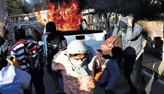 Familiares de estudiantes también culpan a militares