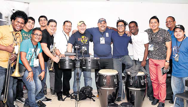 El músico se tomó unos minutos para compartir con sus alumnos. (Shino HS)