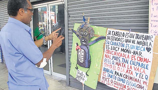 Educadores protestaron contra Molinar, quien fue indagada ayer.(Víctor Arosemena)