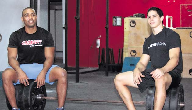 Davison (izq.) y Cuellar practican el deporte del crossfit.(Anayansi Gamez)