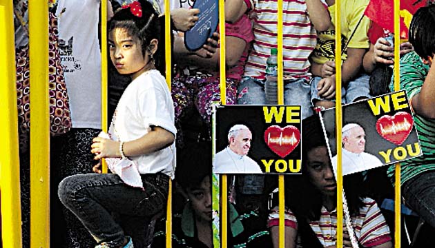 Niños lloran porque no vieron al papa en Filipinas