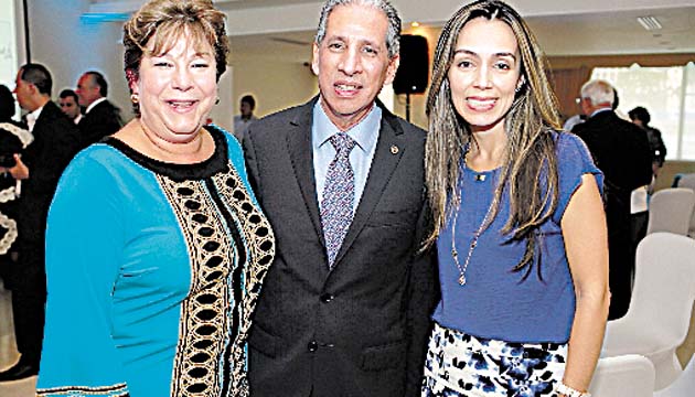4. Annette Cárdenas, Ernesto Reina y Xiomara de Campusano.