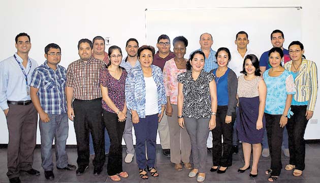 Senacyt y el Ifarhu entregan becas