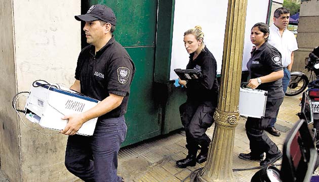Fuerzas de seguridad argentinas allanaron por orden judicial la fiscalía especial de investigación del atentado contra la mutual judía AMIA, encabezada por el fiscal fallecido Alberto Nisman, en busca de nuevas pruebas para la investigación sobre su muerte.