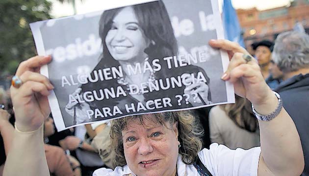 La presidenta argentina, Cristina Fernández, volvió a recurrir a las redes sociales para reiterar la existencia de una trama “muy sórdida” detrás de la muerte del fiscal Alberto Nisman, quien la denunció por presunto encubrimiento de imputados iraníes.()
