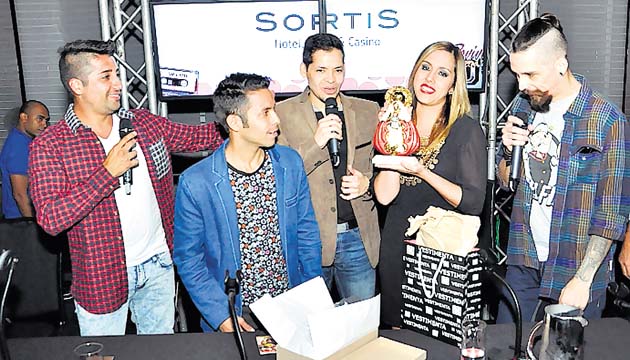 Salserín junto a su amiga entrañable Michelle Simons.