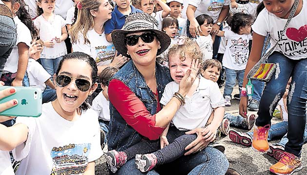La boricua se tomó fotos con los niños y les firmó autógrafos.
