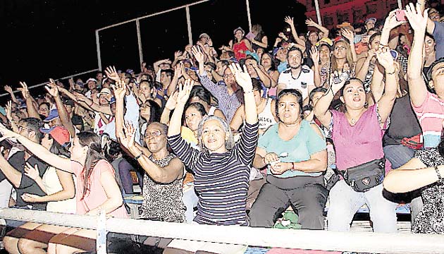 Las personas hacían olas para llamar a Olga Tañón.