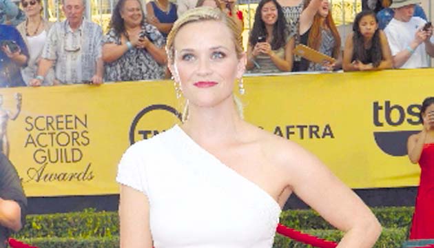 R. Witherspoon lució hermosa.