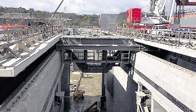 Vagón superior mueve compuerta hacia el lago