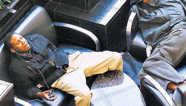 Duermen en el aeropuerto de Hartsfield-Jackson.(EFE )