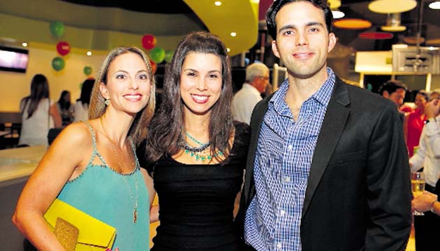 2. María Gabriela de Arias, Mariana Tani y John Marshall.