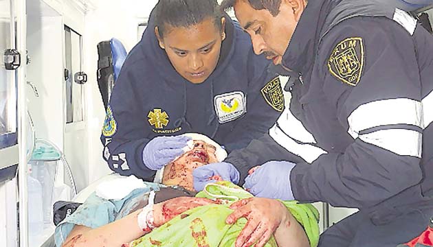 Atienden a una mujer afectada por la explosión.(AP)