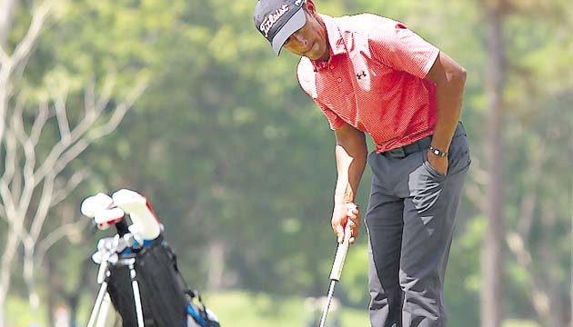 Víctor Varona logró “birdies” ayer en los hoyos 13 y 14.(Anayansi Gamez)