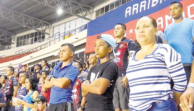 La barra placina no estuvo tan ruidosa y alegre como suele ser.(Enyoline Barría)