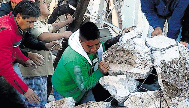 Civiles y rescatistas trabajaron hasta altas horas de la noche.(AP)
