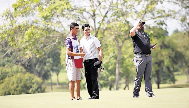 Compañero. Christian Espinoza acompañó a los golfistas locales en las rondas uno y dos. Hoy el chileno hará dupla con el australiano Steve Allan. Ellos saldrán desde las 9:40 a.m.