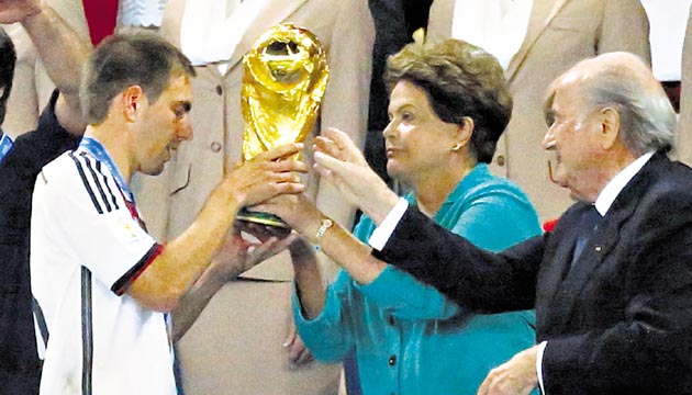 El capitán de la selección alemana, Philipp Lahm, anunció el fin de su carrera como internacional, cinco días después de que ganar el Mundial de Fútbol de Brasil.