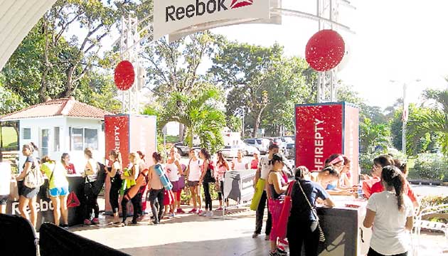 De todas partes de la ciudad llegaban, con mucha emoción, hombres y mujeres, unos en grupos, otros solos, con el único objetivo de pasar un día agradable.()