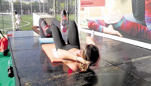 El ‘Yoga zone’ fue el área preferida de las chicas y una de las más concurridas del evento; todas buscaban demostrar que la mente puede sobre la materia.